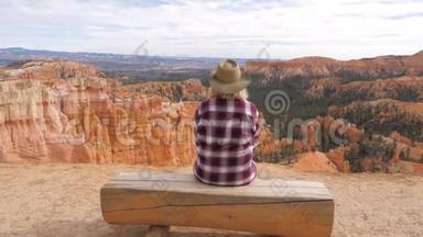 坐在长凳上看<strong>风景欣赏风景</strong>布莱斯峡谷